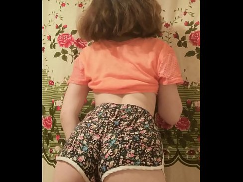 ❤️ سيڪسي نوجوان بيبي پنهنجي شارٽس کي ڪئميرا تي هٽائيندي مقعد وڊيو